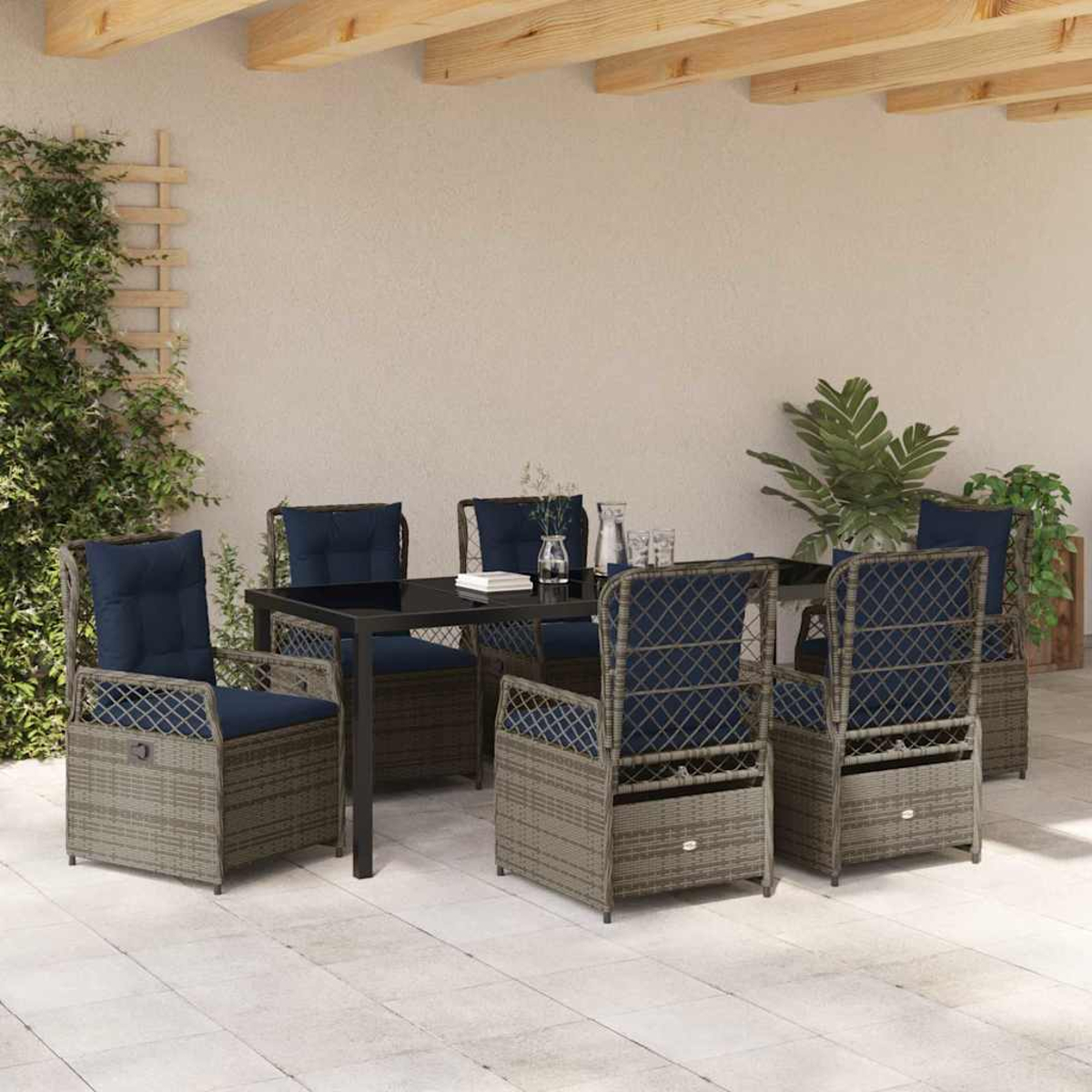 Juego de comedor al aire libre. Sillas de ratán con cojines azules alrededor de una mesa negra, bajo vigas de madera.