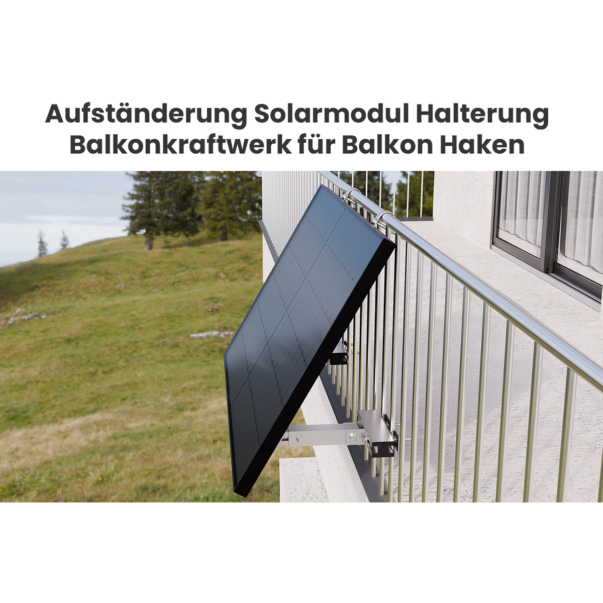 Ein Solarpanel ist an einem Balkongeländer befestigt. Der Hintergrund zeigt einen grünen Hügel mit Bäumen und ein weißes Gebäude.