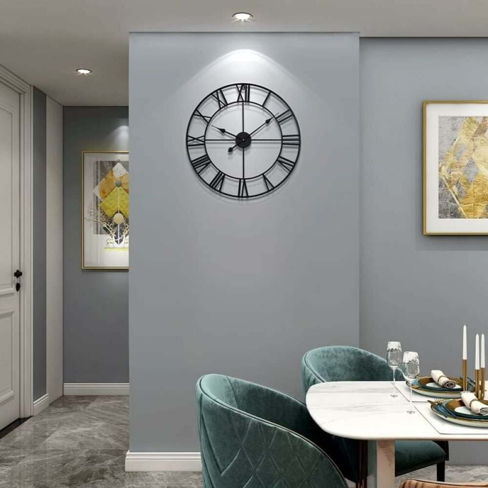 Ein modernes Esszimmer mit großer Uhr an der Wand, teal-farbenen Stühlen und einem weißen Tisch mit Tellern und Gläsern.