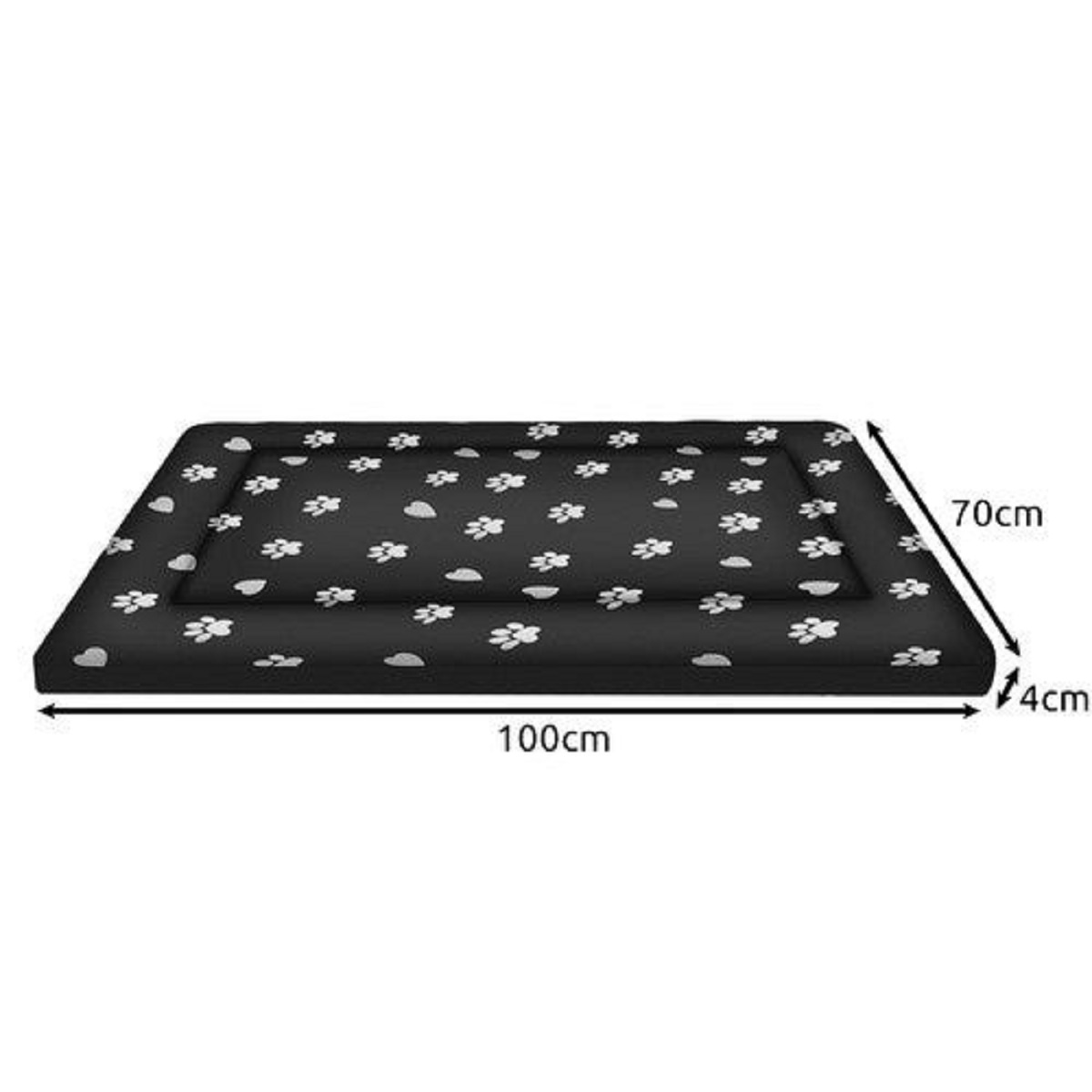 Una cama rectangular negra para mascotas con huellas de patas blancas. Dimensiones: 100 cm x 70 cm x 4 cm. Está sobre una superficie blanca.