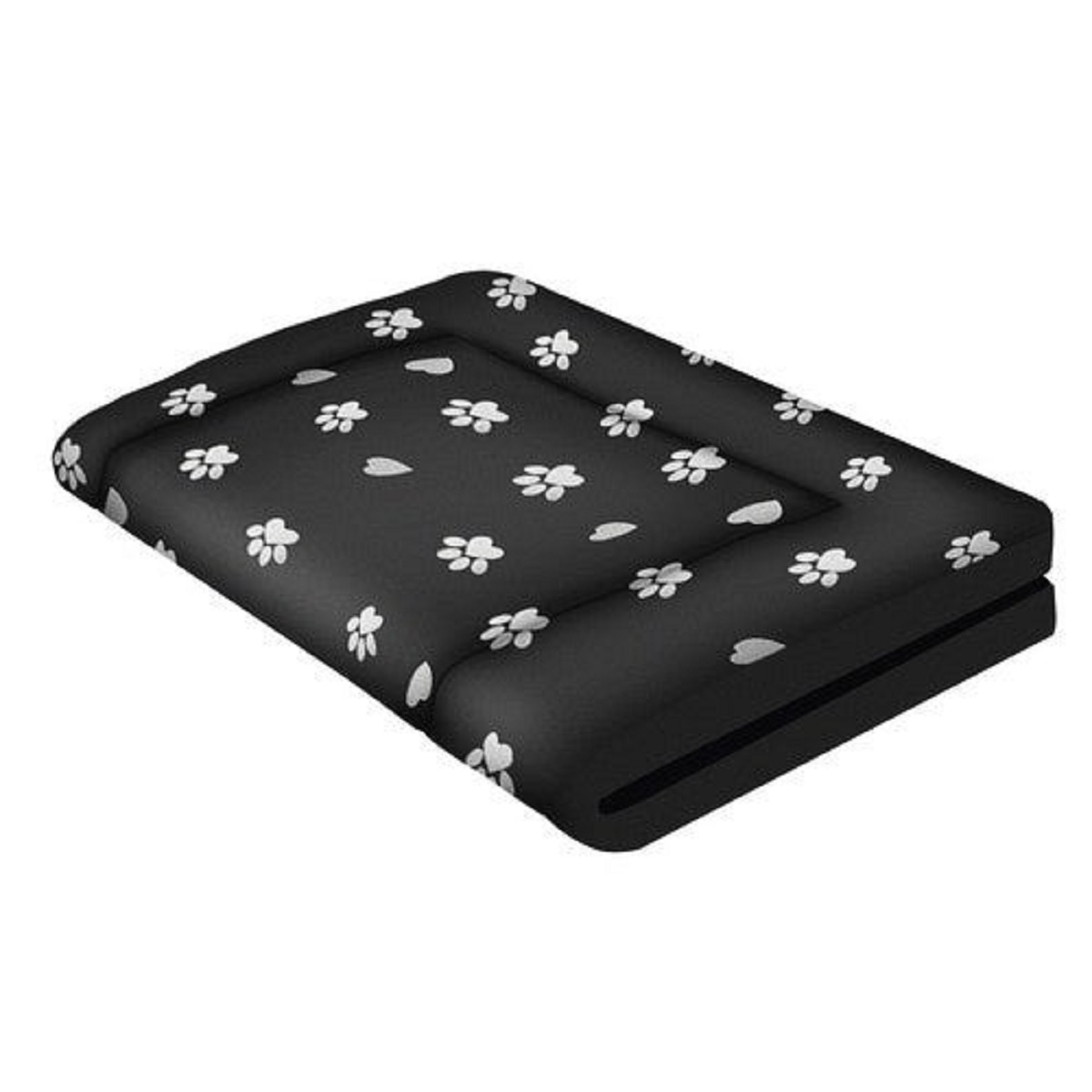 Una cama negra para mascotas con huellas de patas blancas y formas de corazón. La cama es rectangular y ligeramente plegada.