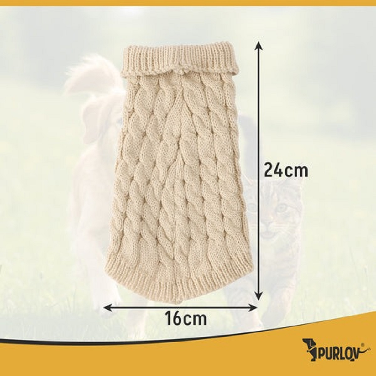 Un suéter de perro tejido beige con dimensiones etiquetadas. Un perro y un gato se ven débilmente en el fondo.