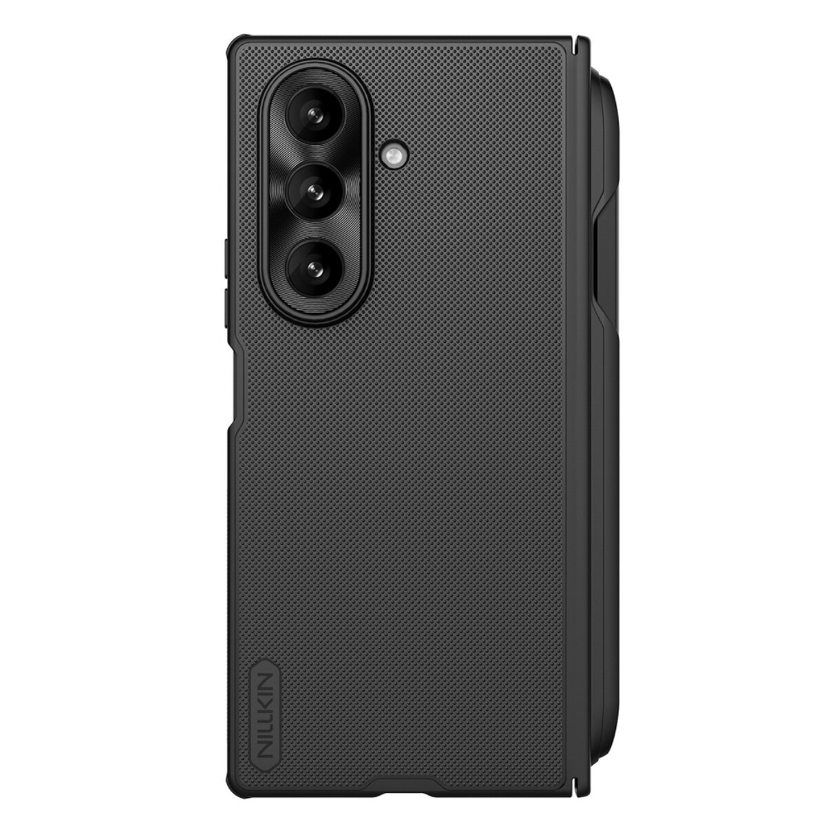 Eine schwarze Smartphone-Hülle mit strukturierter Oberfläche und drei Kameralinsen. Die Hülle ist gefaltet und hat das Nillkin-Logo.
