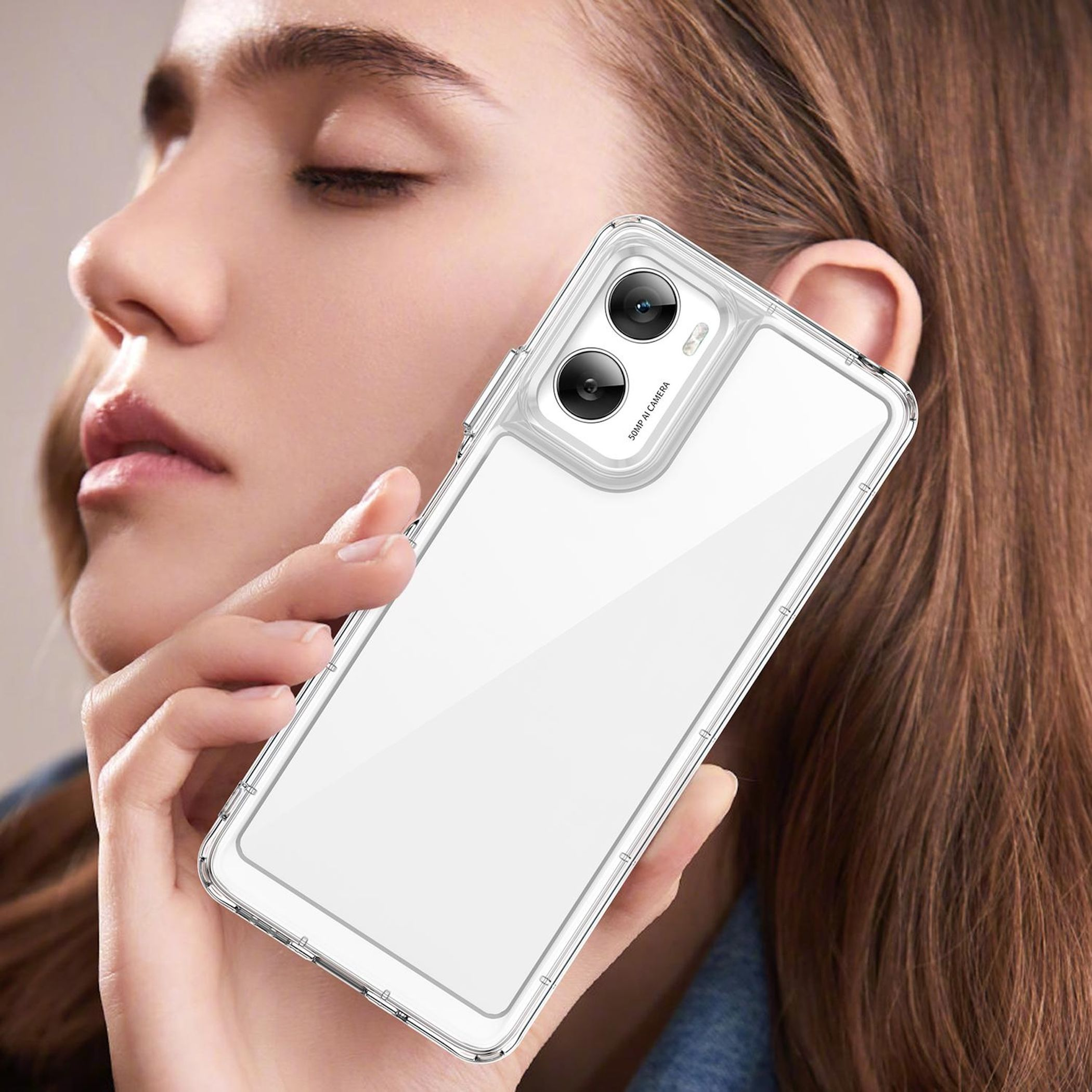 Eine Frau hält ein Telefon mit einer durchsichtigen Hülle. Das Telefon hat zwei Kameralinsen. Gesicht und Haare der Frau sind sichtbar.