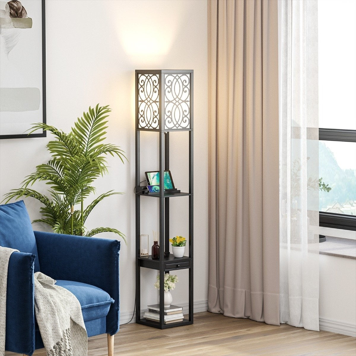 Una lámpara de pie negra moderna con estantes, un sillón azul, una ventana con cortinas y una planta verde en el fondo.
