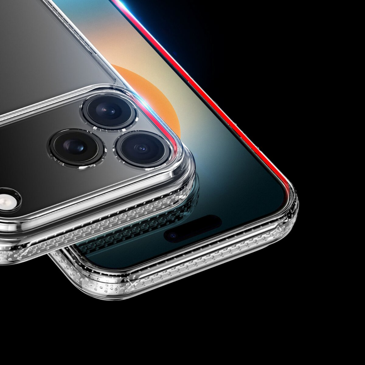 Nahaufnahme eines Telefons mit einer durchsichtigen Hülle. Das Telefon hat eine Kamera mit drei Objektiven. Der Hintergrund ist schwarz.