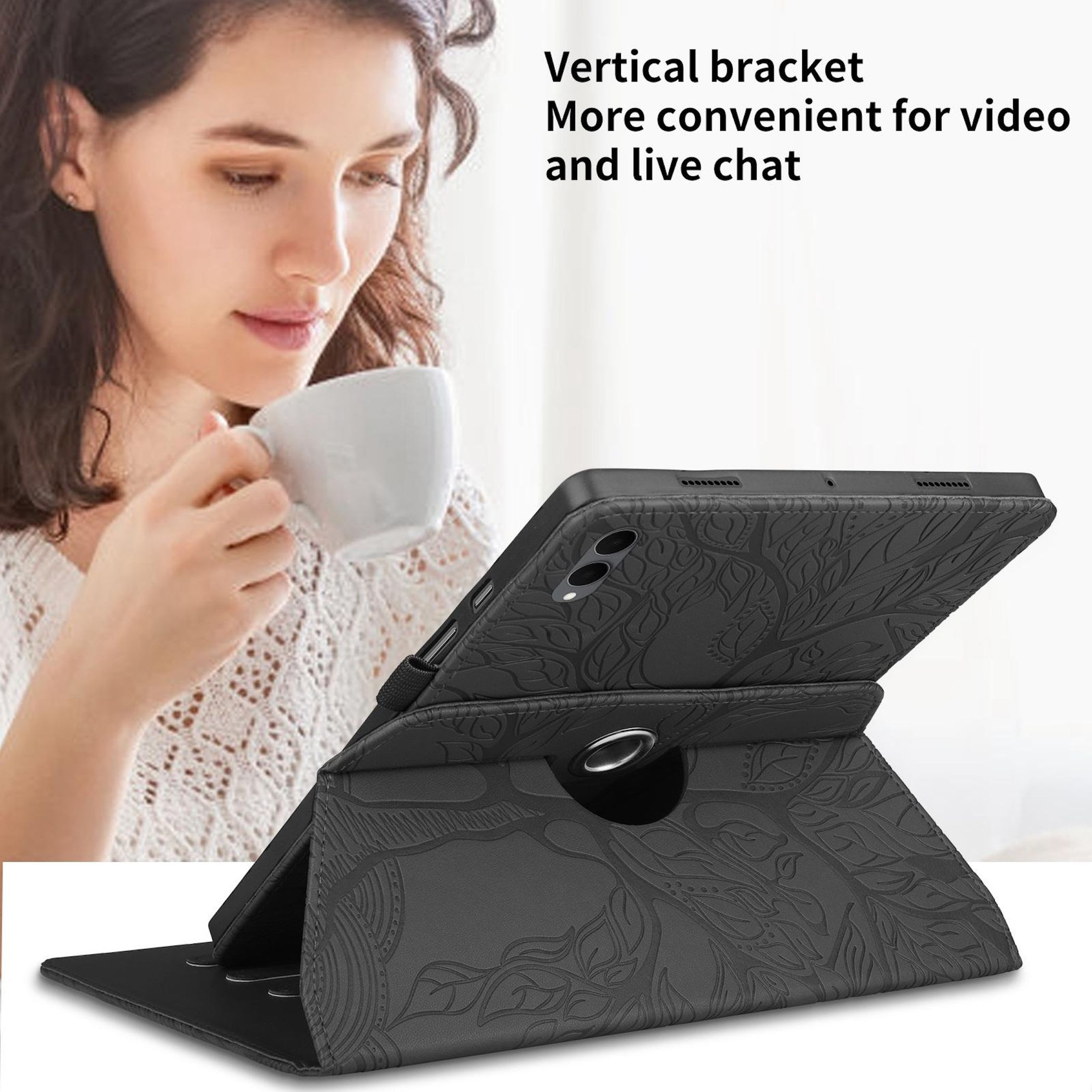 Una mujer sosteniendo una taza, con una tableta negra en un estuche. El estuche está de pie. Texto: Soporte vertical.