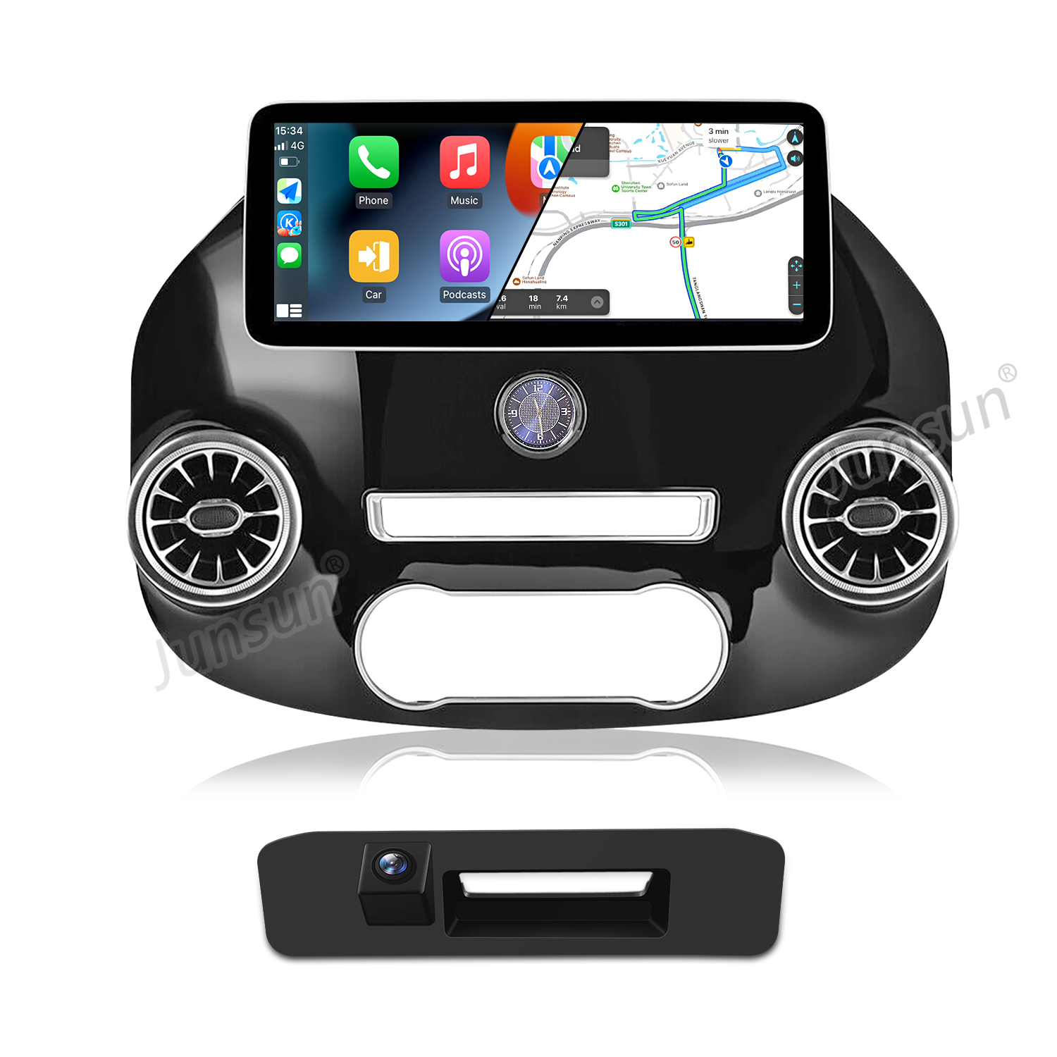 Ein Armaturenbrett mit Touchscreen, der Apps und eine Karte anzeigt. Enthält eine Uhr, Lüftungsschlitze und eine Rückfahrkamera.