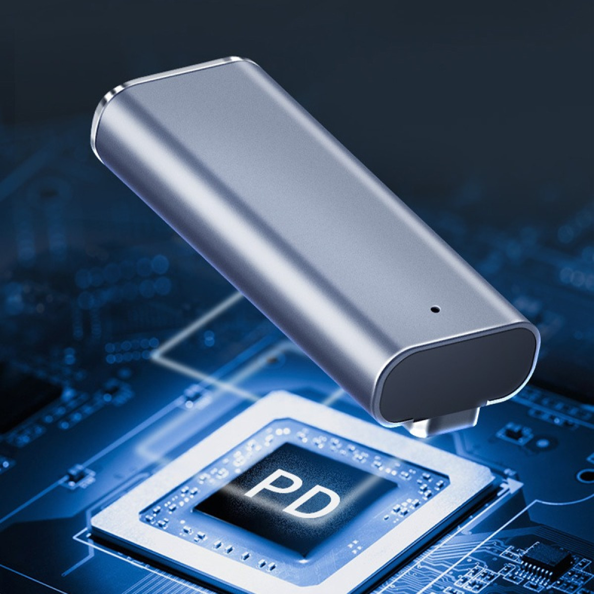 Ein silbernes USB-C-Gerät schwebt über einer Leiterplatte. Die Platine hat einen Chip mit 'PD'. Blaue Beleuchtung ist vorhanden.