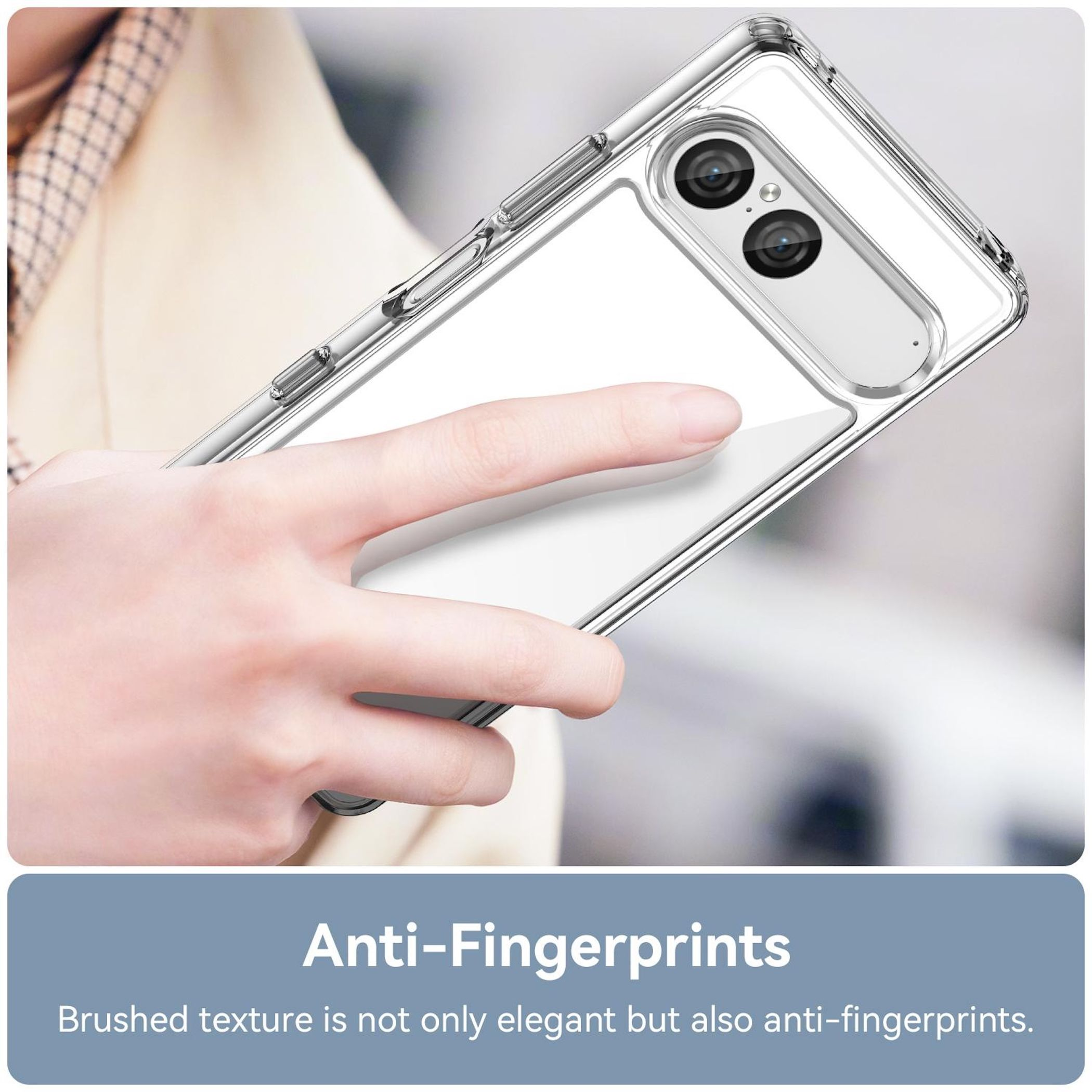 Eine Hand hält eine transparente Handyhülle. Die Hülle zeigt ein Telefon mit zwei Kameras. Text: Anti-Fingerabdrücke.