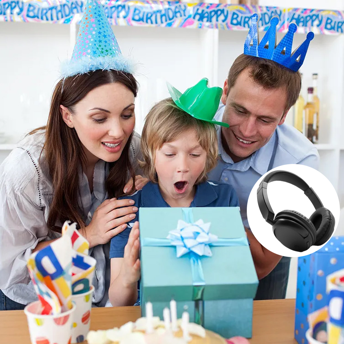 Eine Familie feiert Geburtstag. Ein Junge öffnet ein Geschenk, überrascht. Eltern tragen Partyhüte. Ein Kuchen und Dekorationen sind im Vordergrund.