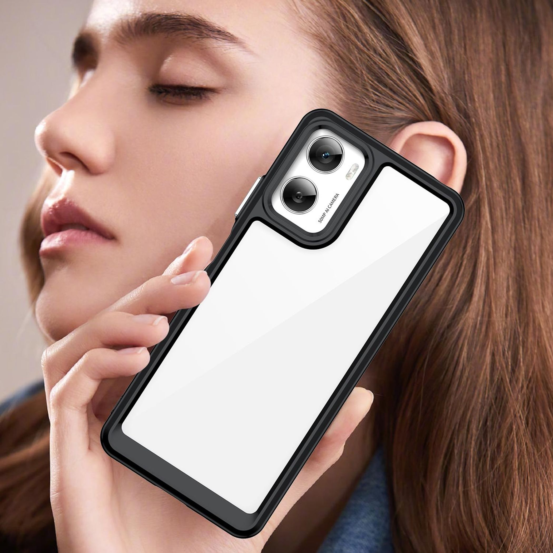 Eine Frau hält ein Smartphone in einer Hülle. Das Telefon hat einen leeren weißen Bildschirm, und die Frau hat die Augen geschlossen.