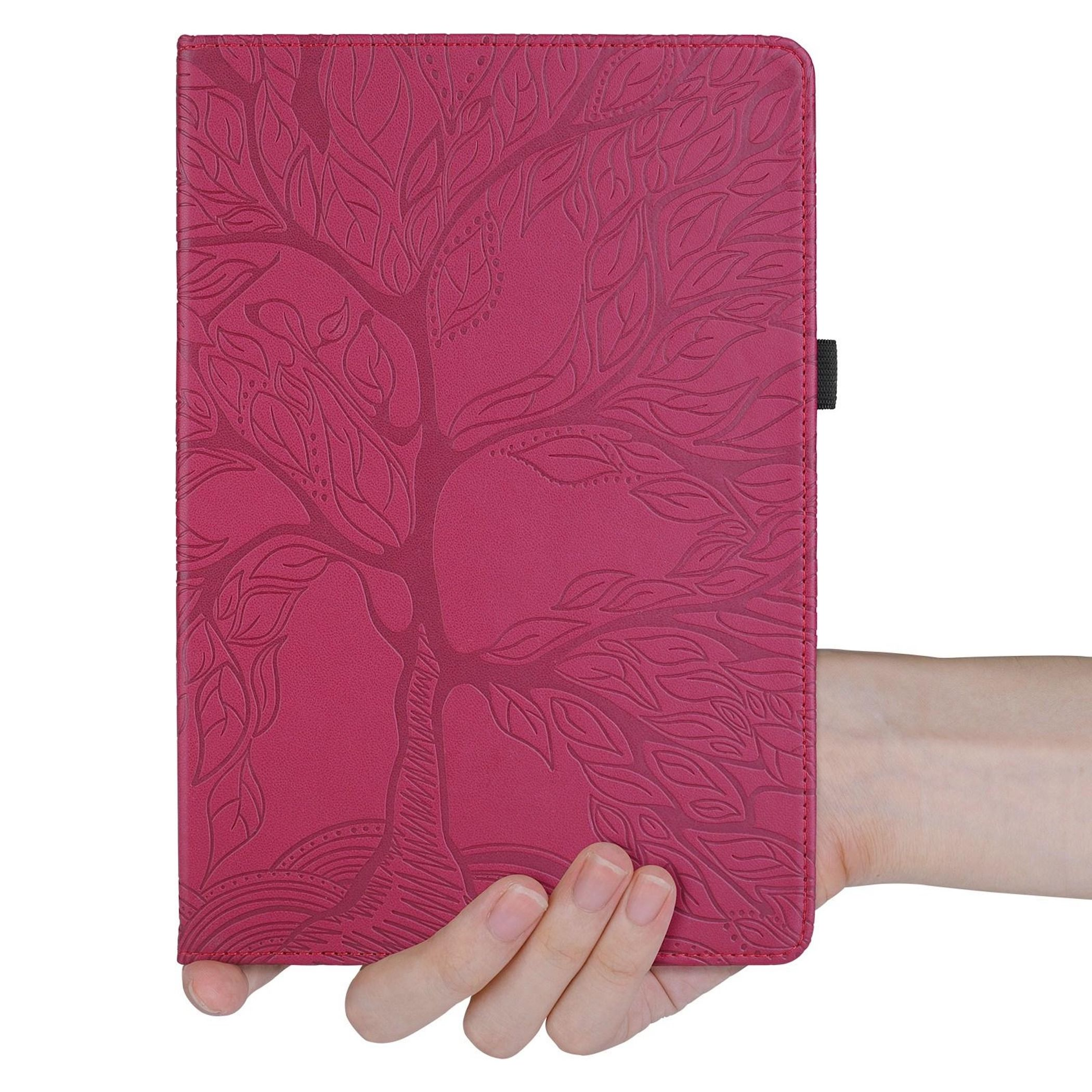 Eine magentafarbene Tablethülle wird von einer Hand gehalten. Es hat ein geprägtes Baumdesign.