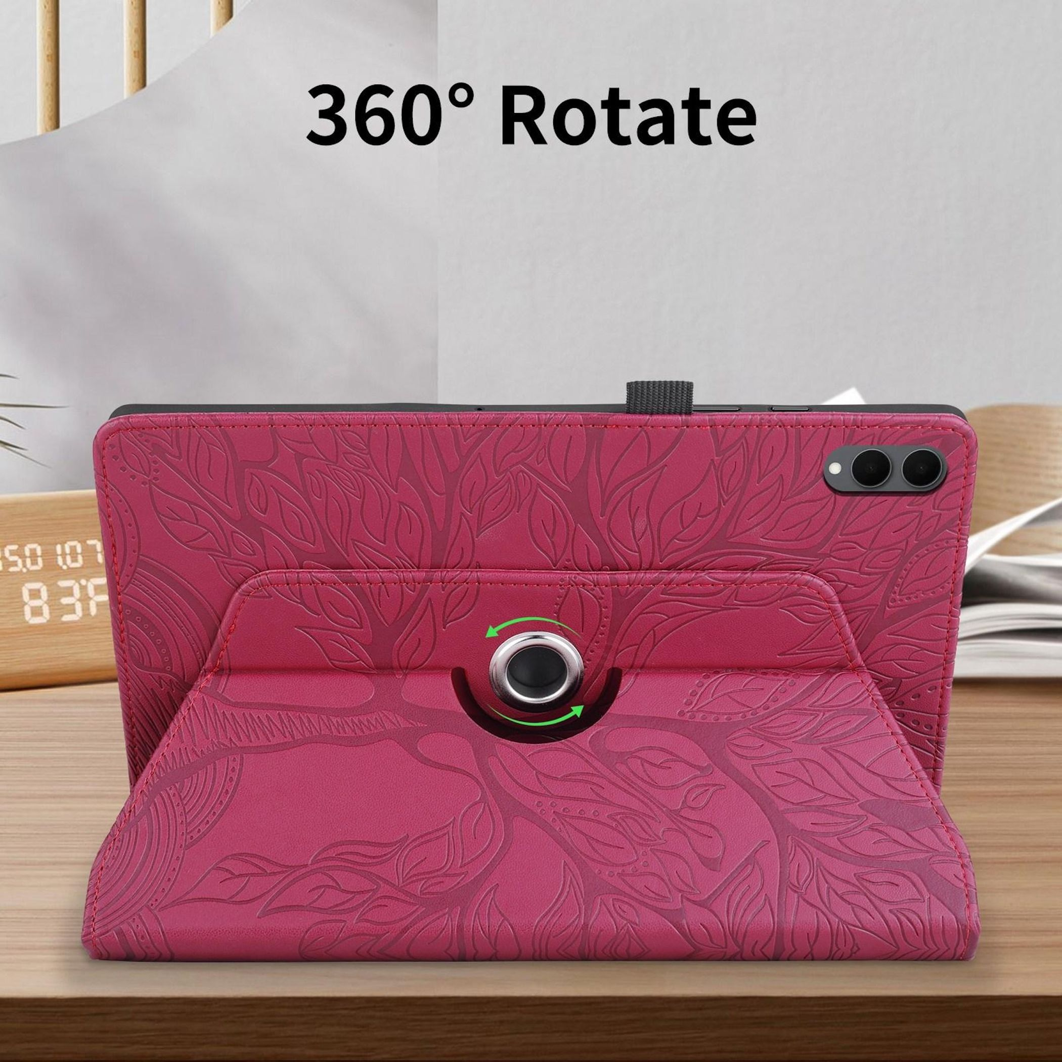 Ein Tablet in einer rosa Hülle mit Baummuster auf einem Holztisch. Die Hülle ist geöffnet und zeigt den Tablet-Bildschirm.