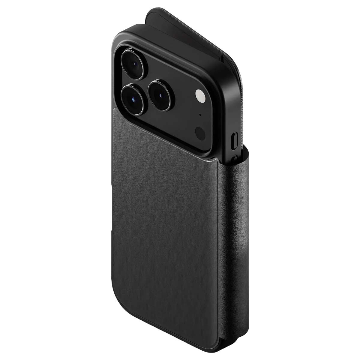Uno smartphone nero in una custodia di pelle. Sono visibili tre lenti della fotocamera. La custodia ha una patta aperta in alto.