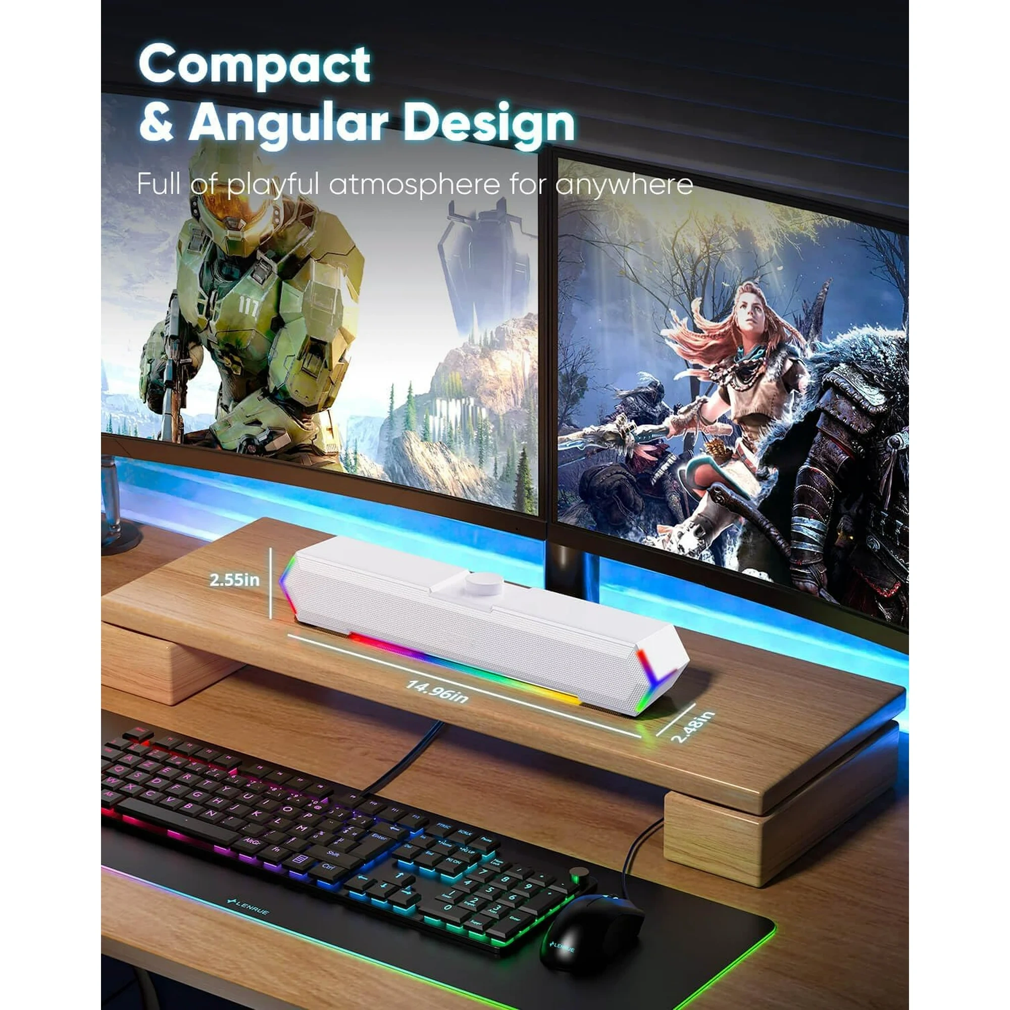 Ein weißer Lautsprecher mit bunten Lichtern steht auf einem Holzregal, über einer Tastatur und Maus. Zwei Monitore zeigen Videospielszenen.