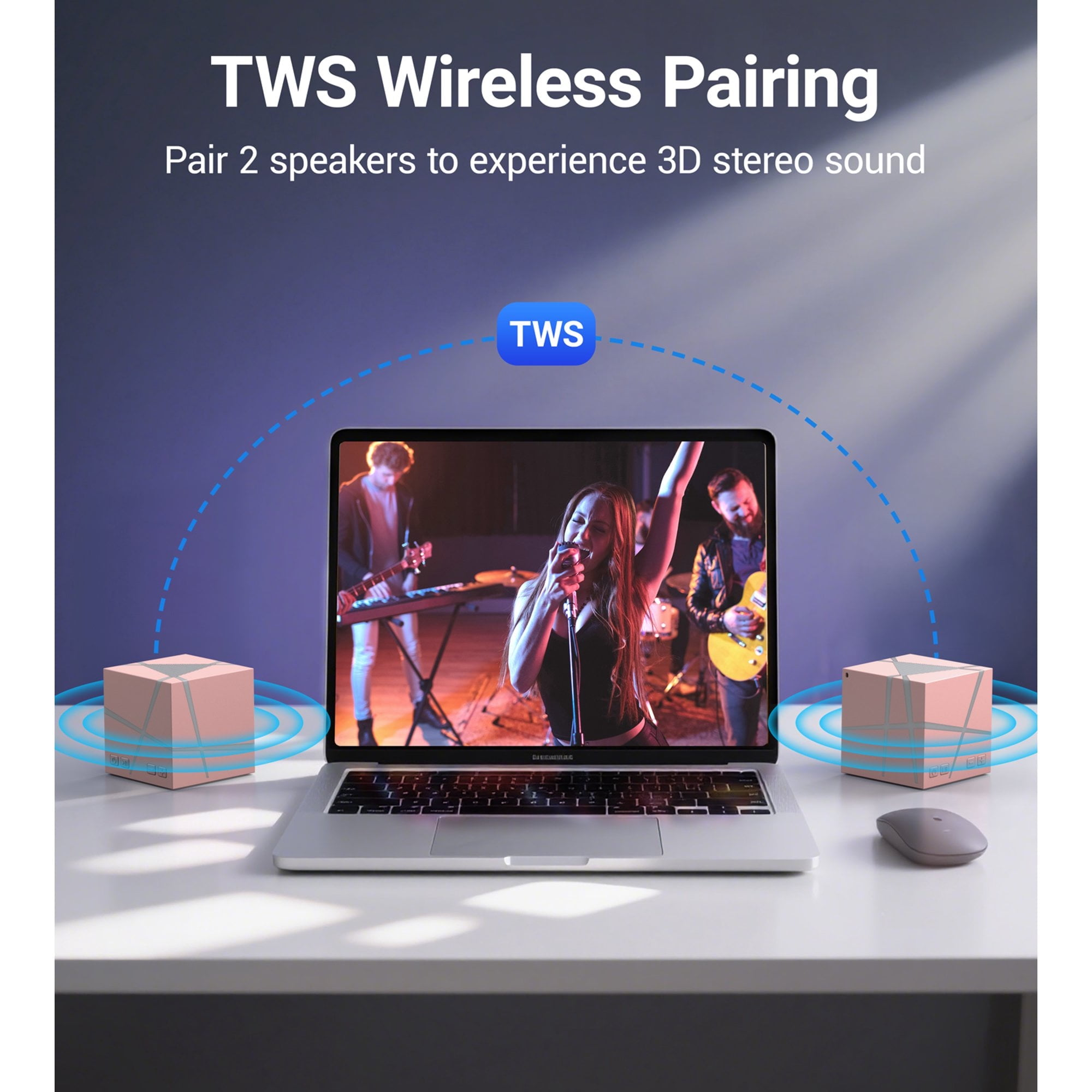 Laptop mit Bandauftritt auf dem Bildschirm. Zwei Lautsprecher flankieren den Laptop auf einem weißen Schreibtisch. TWS-Wireless-Pairing.