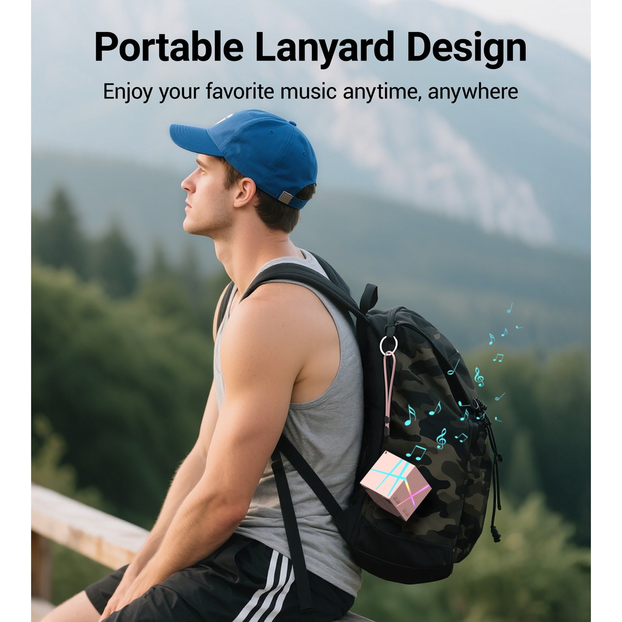 Mann mit Kappe und Tanktop mit Rucksack, Noten, Lanyard und einem würfelförmigen Lautsprecher.