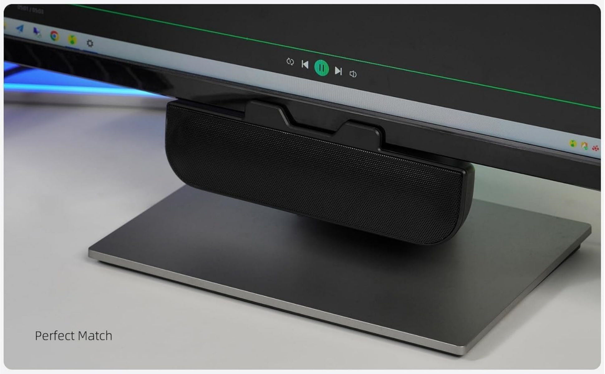 Ein Computermonitor mit einem schwarzen Lautsprecher, der unter dem Bildschirm befestigt ist. Der Monitor steht auf einem grauen Ständer.