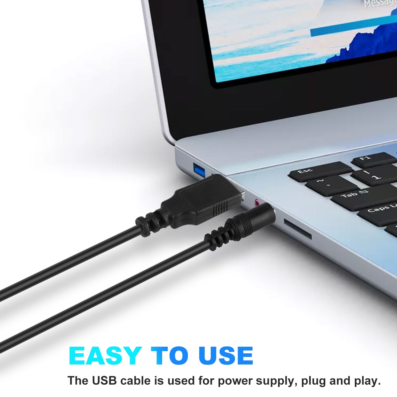 Ein Laptop mit einem schwarzen USB-Kabel. Der Bildschirm zeigt eine blaue und weiße Oberfläche.