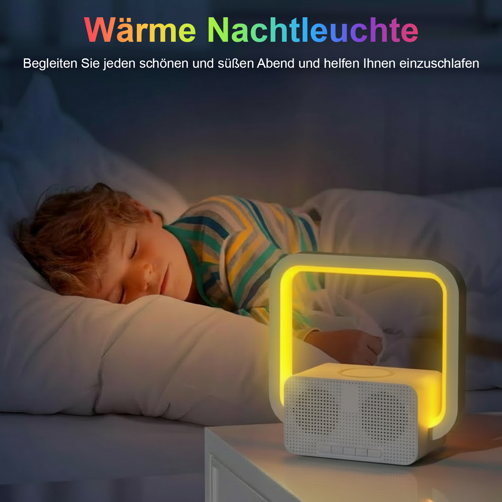 Ein Kind schläft im Bett. Ein Nachtlicht mit gelbem Schein steht auf einem Nachttisch.