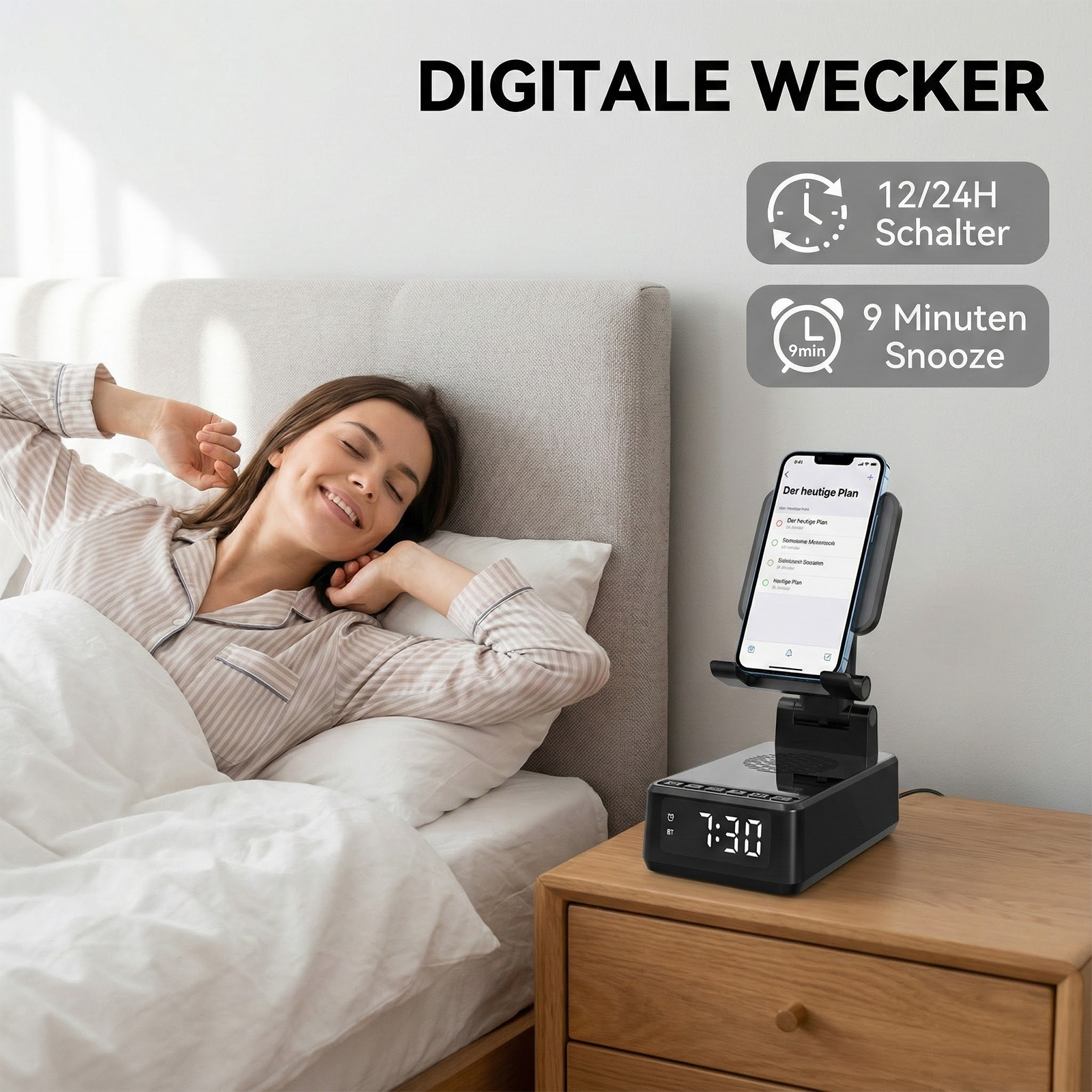 Eine Frau wacht lächelnd im Bett auf. Ein digitaler Wecker und ein Telefon auf einem Ständer stehen auf dem Nachttisch.