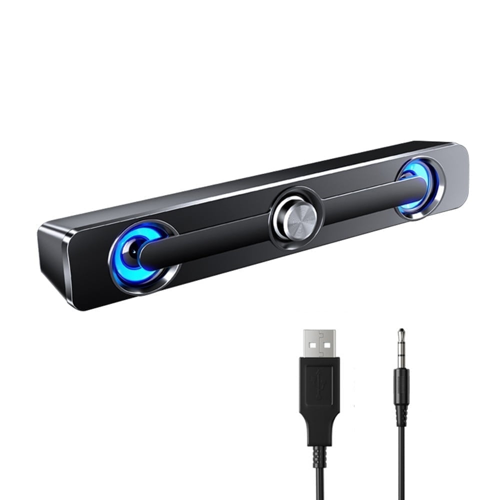 Eine schwarze Soundbar mit blau beleuchteten Enden und einem silbernen Knopf. Darunter ein USB-Kabel und ein Audio-Jack-Kabel.