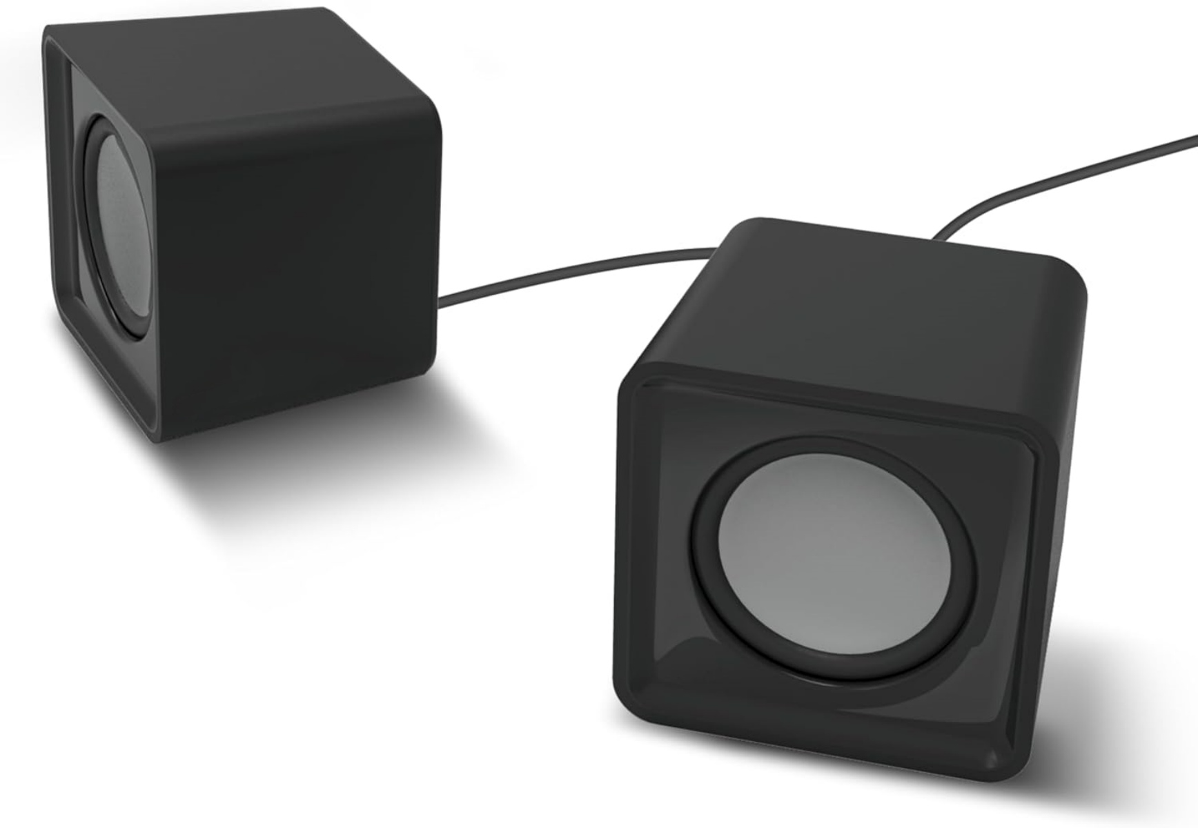Zwei schwarze, quadratische Lautsprecher mit grauen Membranen auf weißem Grund. Kabel verbinden sie.