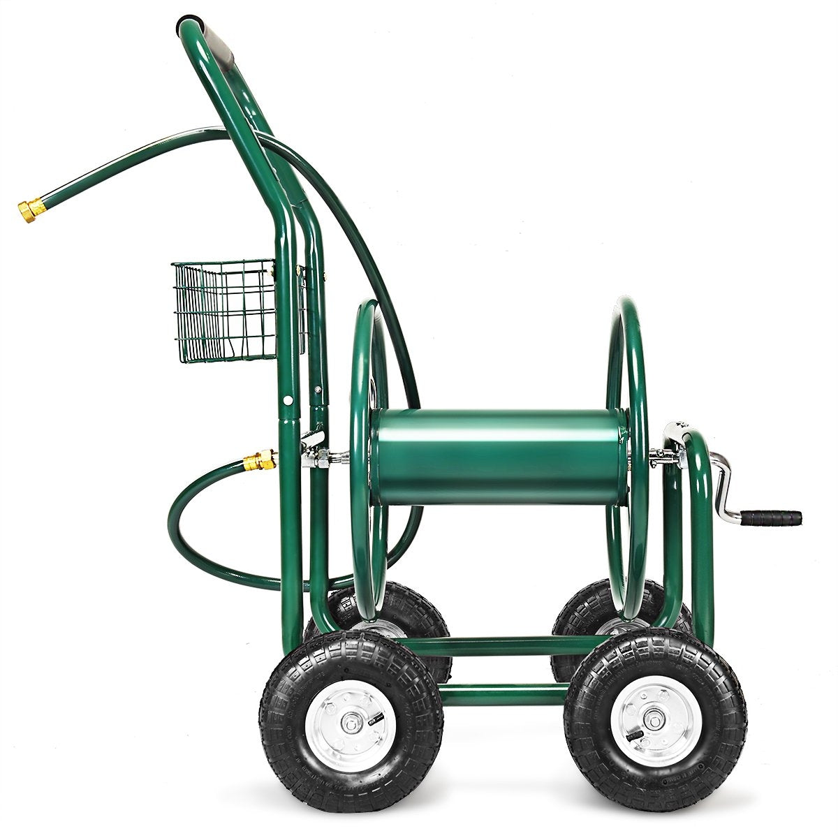 Carro de carrete de manguera de jardín verde con cuatro ruedas y un asa. Una manguera negra está adjunta. Hay una pequeña cesta de alambre.