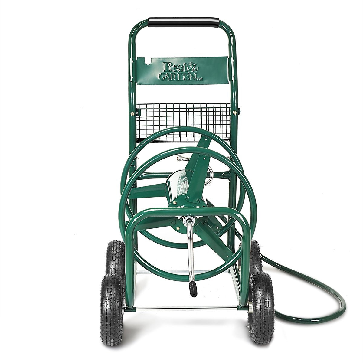 Un carro de carrete de manguera verde Best Garden. Tiene ruedas, un asa y una cesta de metal. Una manguera negra está conectada.