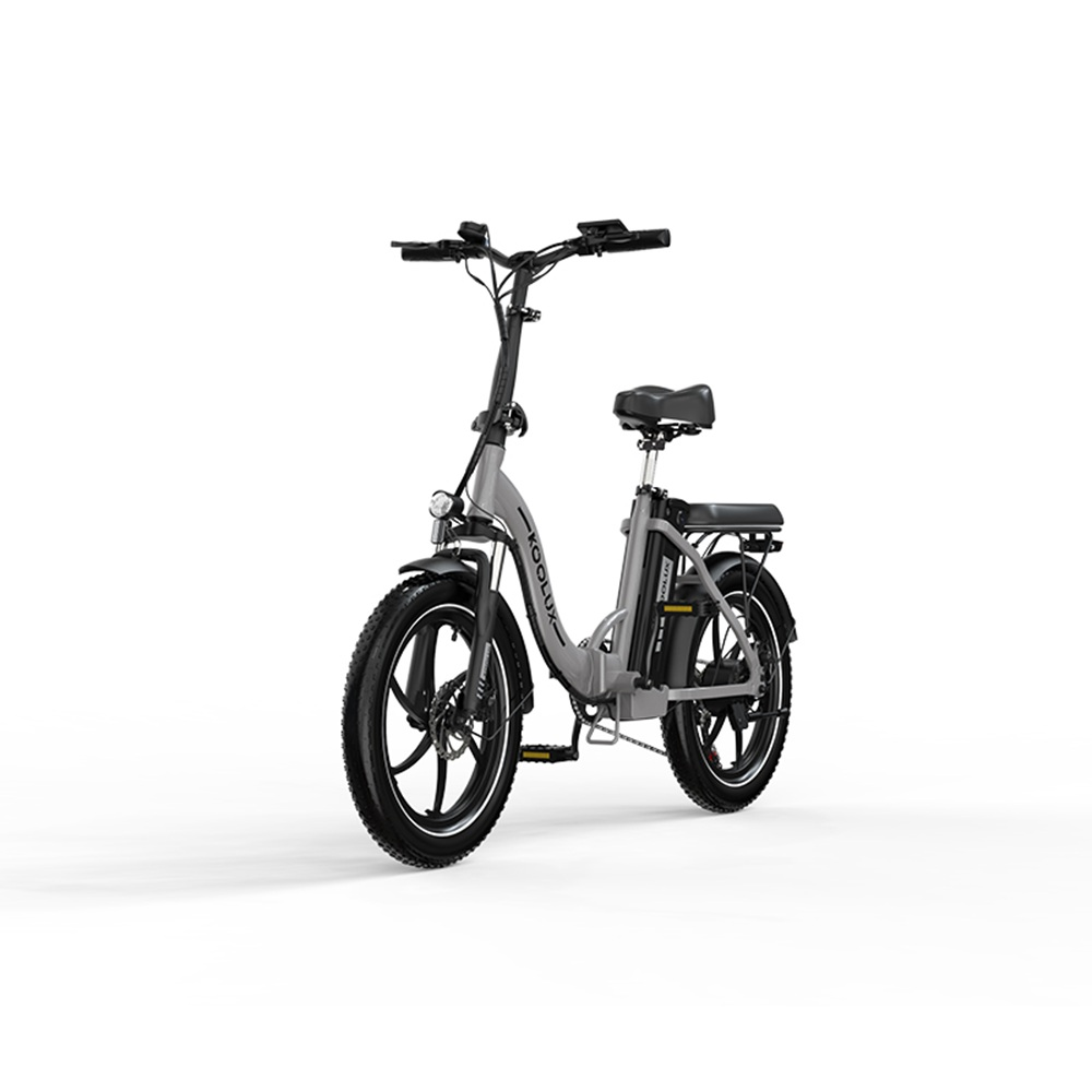 Una bicicleta eléctrica gris y negra sobre fondo blanco. Tiene neumáticos grandes y una batería.