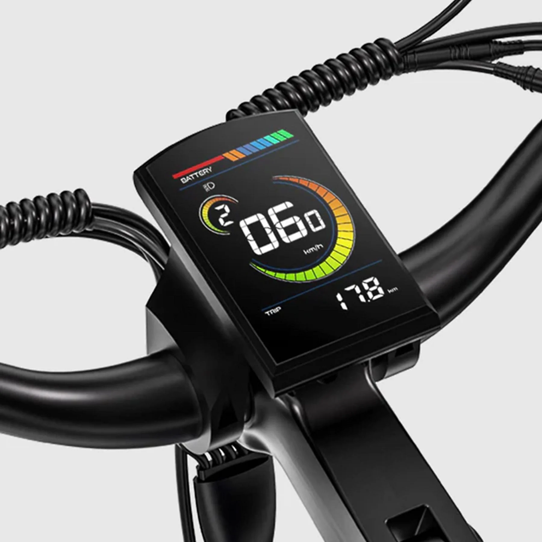 Primer plano de la pantalla de la bicicleta eléctrica. Muestra velocidad a 60 km/h, nivel de batería y distancia total. Manillar negro y cables visibles.