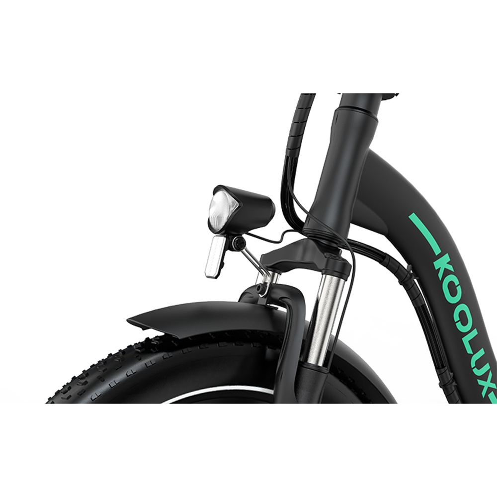 Primer plano de la parte delantera de una e-bike negra. Incluye faro, guardabarros, neumático y el cuadro con la marca 'KOOLUX' en verde.