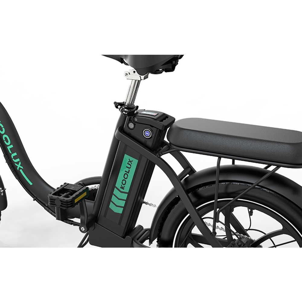 Primer plano de una bicicleta eléctrica negra. Detalles incluyen asiento, batería con la marca 'KOOLUX' y parte de la rueda.