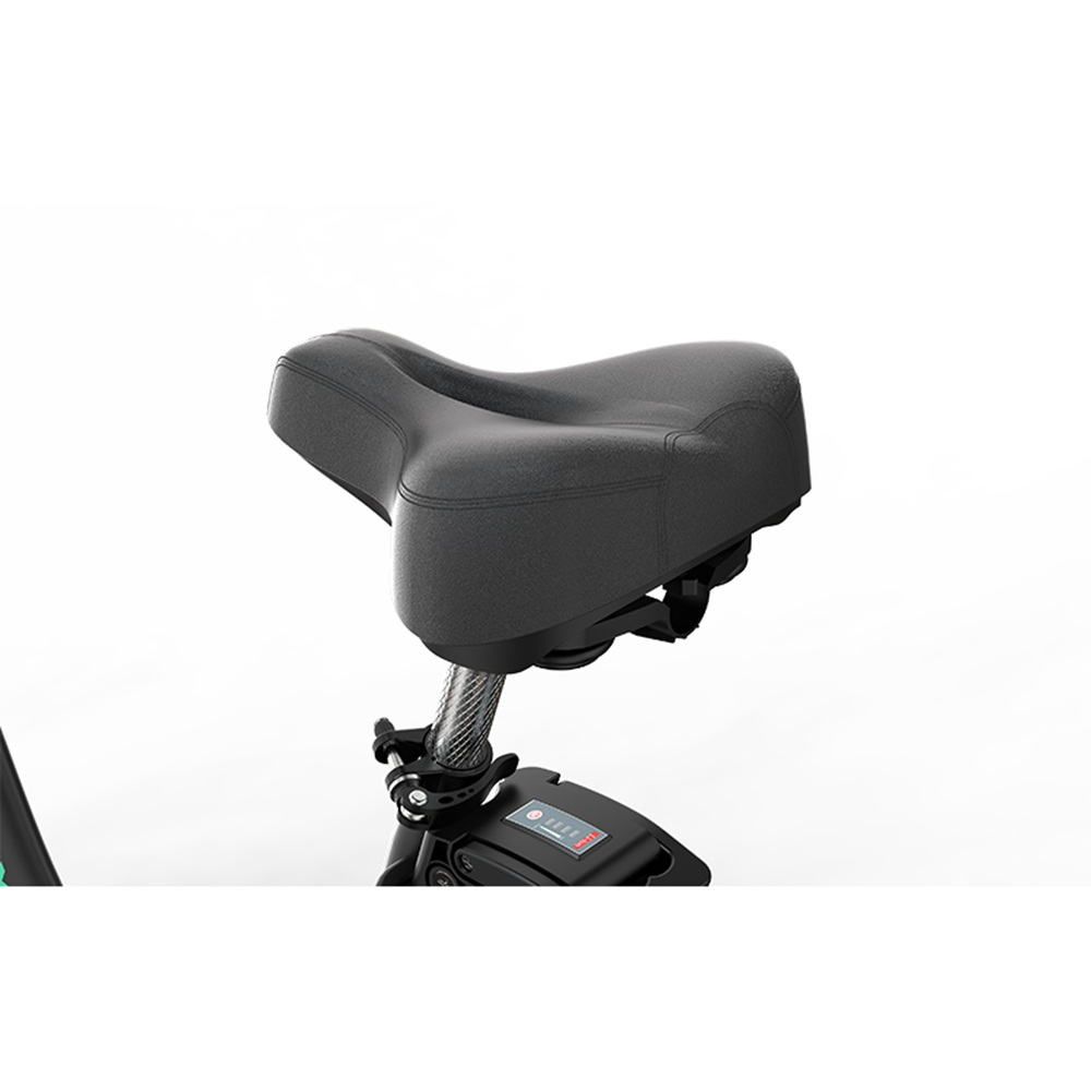 Primer plano de un asiento de bicicleta. Es negro, acolchado y montado sobre un soporte plateado. El fondo es blanco.