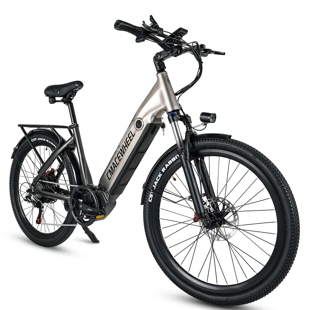 Bicicletta elettrica argento e nera. Ha pneumatici grandi, un sedile nero e il marchio 'CMACEWHEEL' sul telaio.