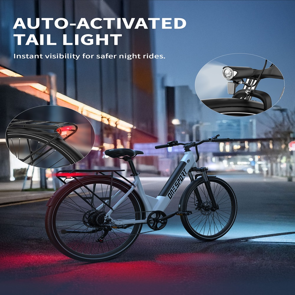 Una bicicleta eléctrica blanca con luces delanteras y traseras iluminadas. La bicicleta está en una carretera de noche. Texto: Luz trasera activada automáticamente.