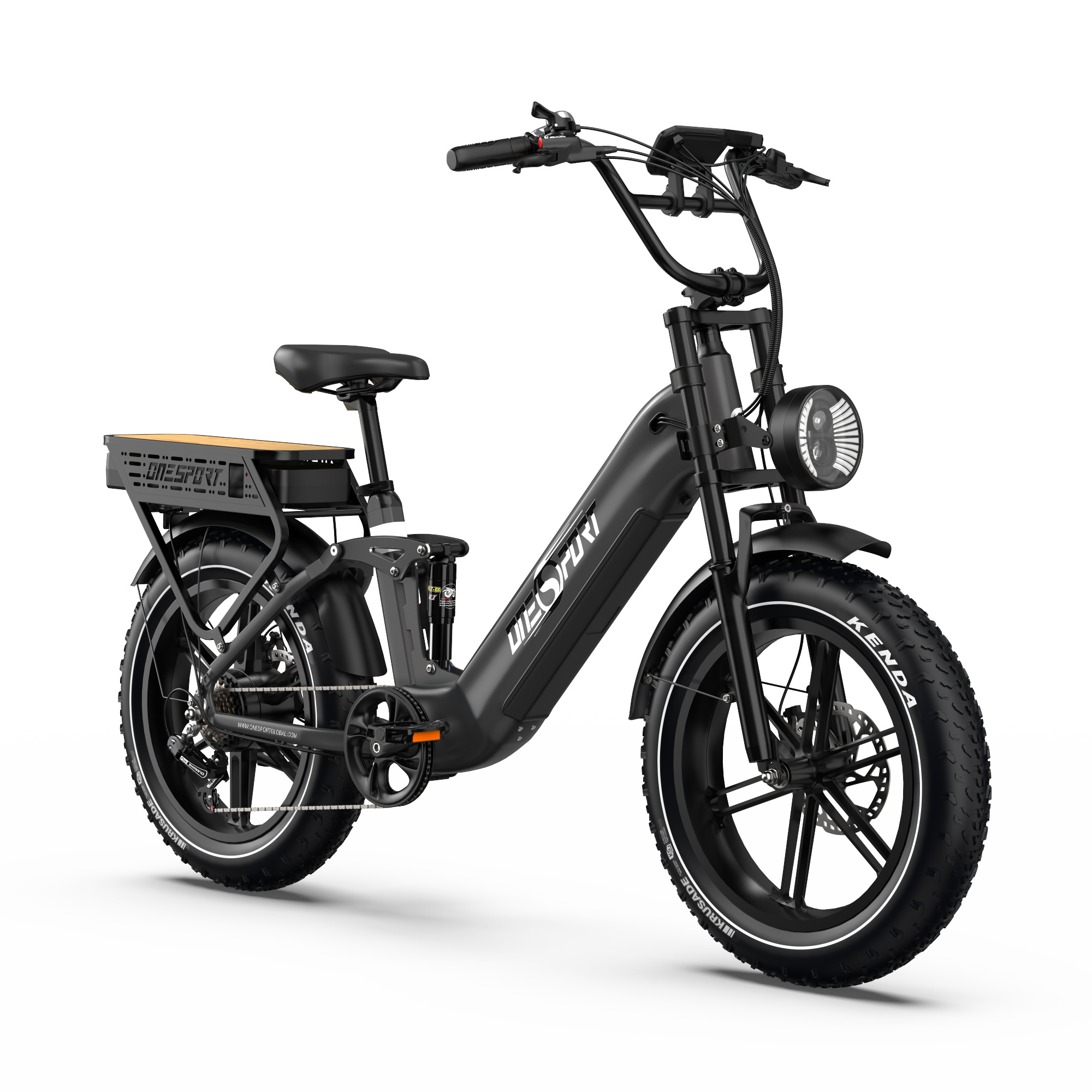 Bicicleta eléctrica negra sobre fondo blanco. Tiene llantas anchas, faro y portaequipajes con tapa de madera.