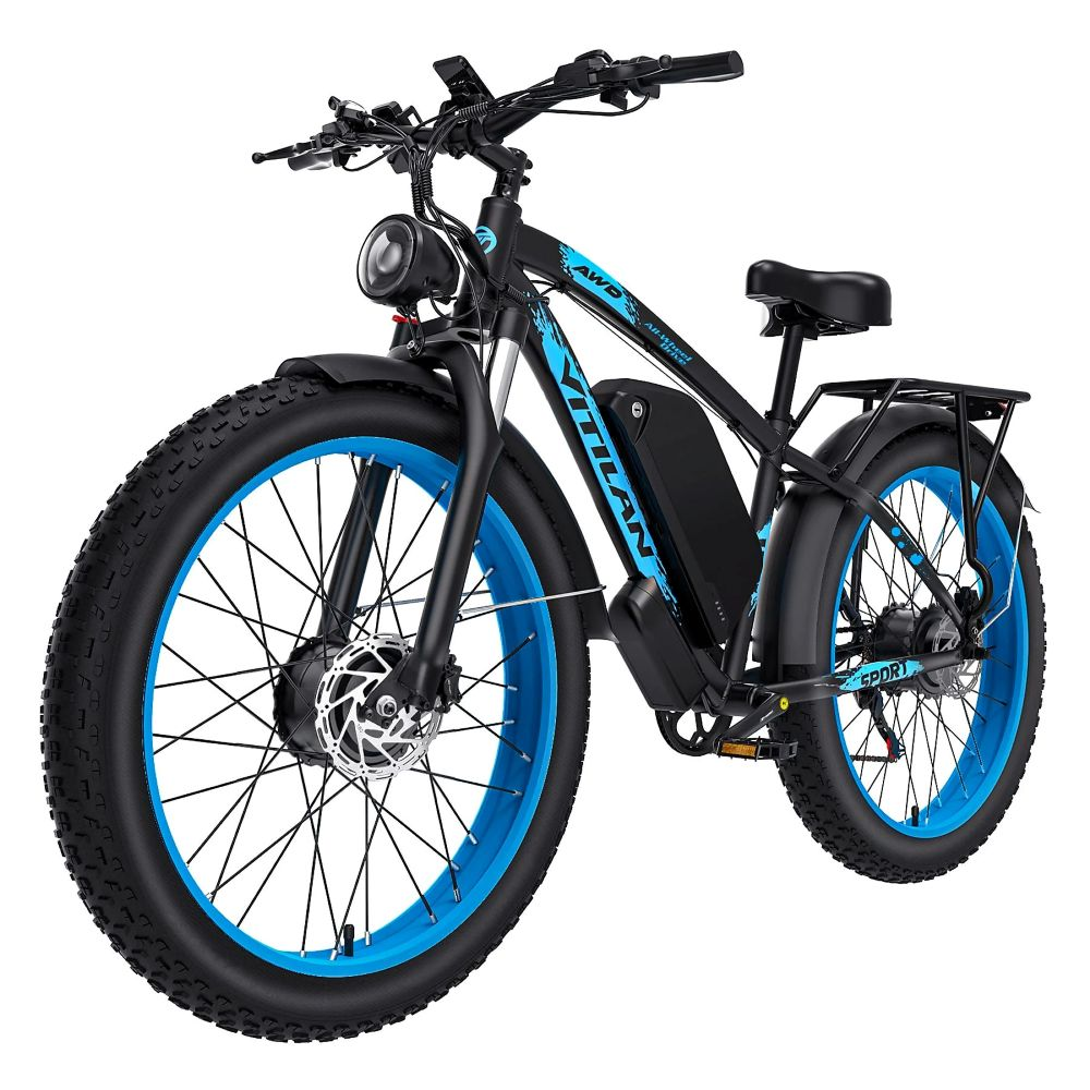 Una bicicleta eléctrica con cuadro negro, llantas y detalles azules. Tiene neumáticos grandes, faro y portaequipajes.