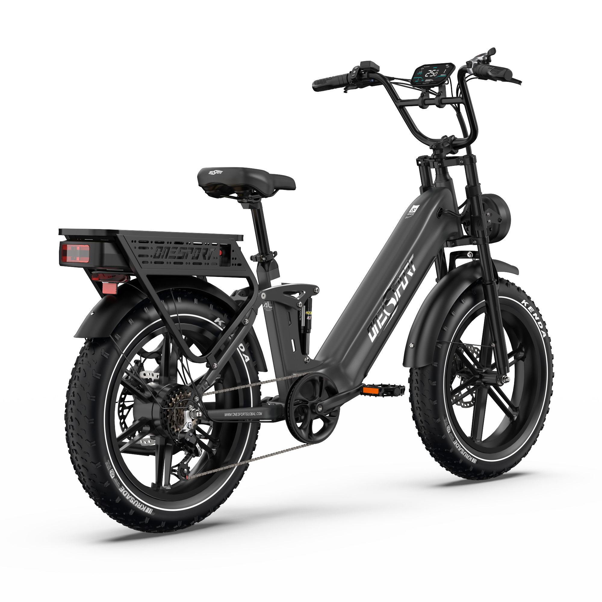Se muestra una bicicleta eléctrica negra. Tiene neumáticos gruesos, un portaequipajes trasero y una pantalla digital. El fondo es blanco.