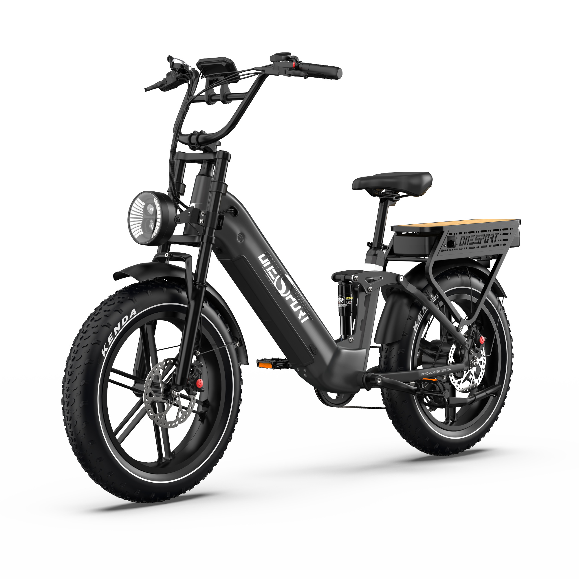 Bicicleta eléctrica negra sobre fondo blanco. Tiene llantas gruesas, luz delantera y portaequipajes trasero.