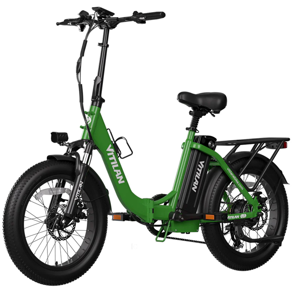 Una bicicleta eléctrica Vitilan verde con neumáticos, asiento y manillar negros. Tiene una batería y un portaequipajes.