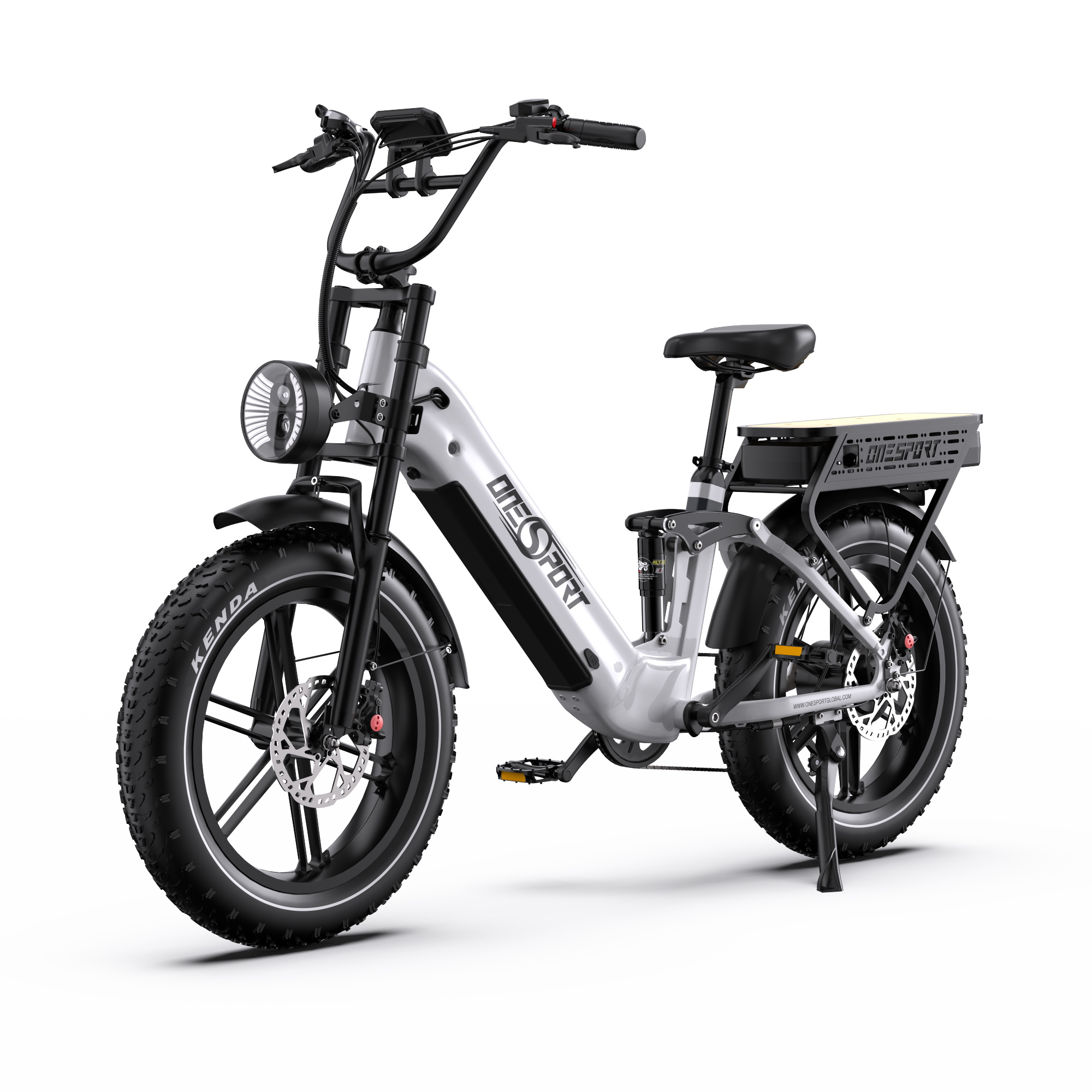 Una bicicleta eléctrica sobre fondo blanco. Tiene neumáticos anchos, faro y portaequipajes.