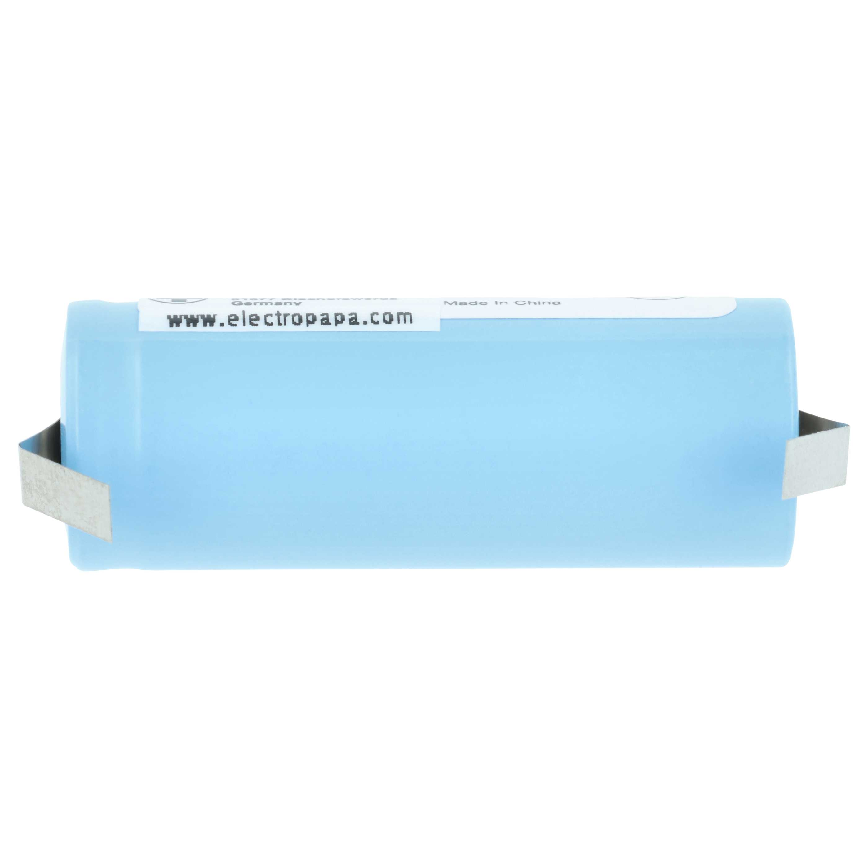 Eine hellblaue Batterie mit weißem Aufkleber und Metalllaschen vor weißem Hintergrund.