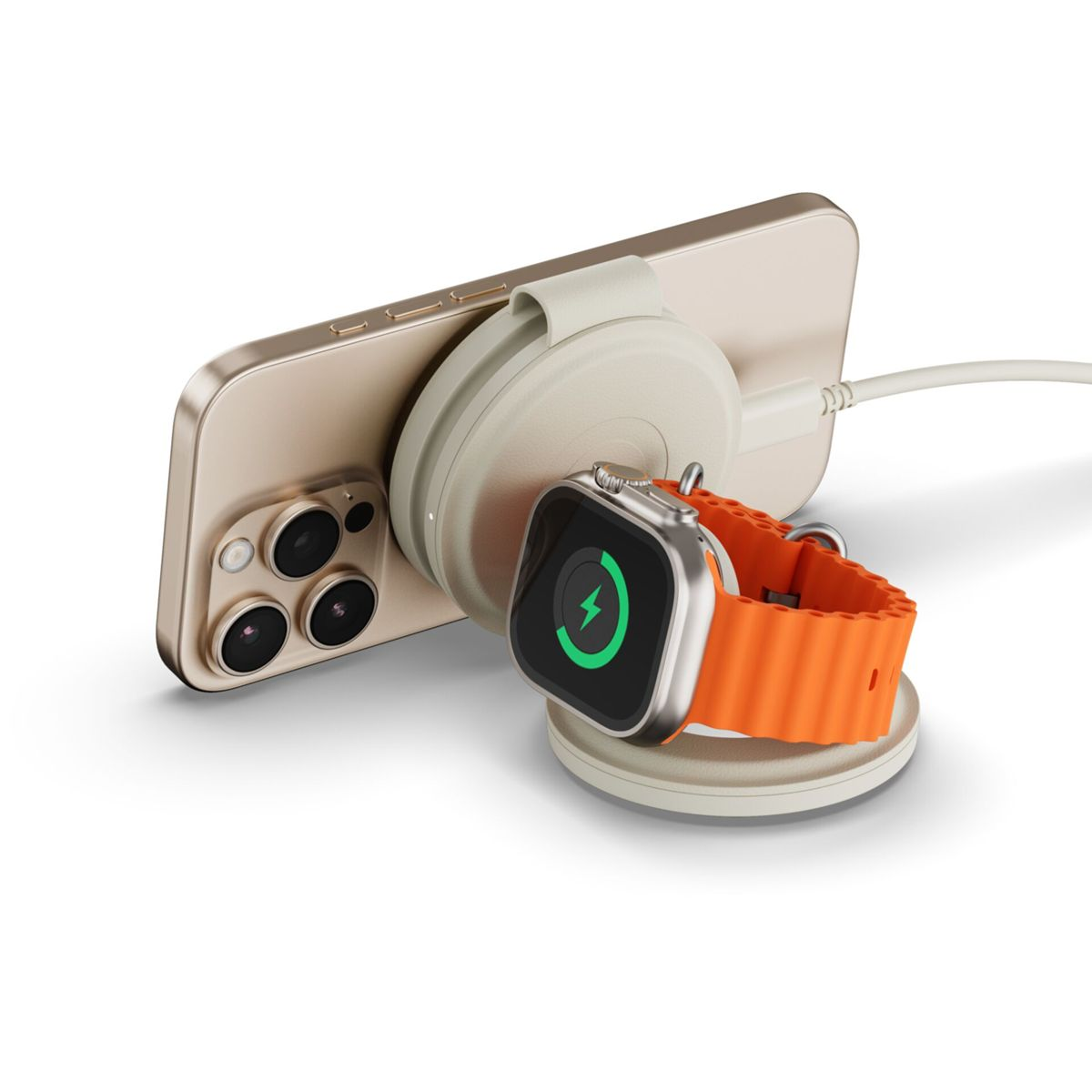 Goldenes Telefon mit Ladegerät und befestigtem cremefarbenen Ladegerät. Apple Watch mit orangefarbenem Armband wird ebenfalls aufgeladen.
