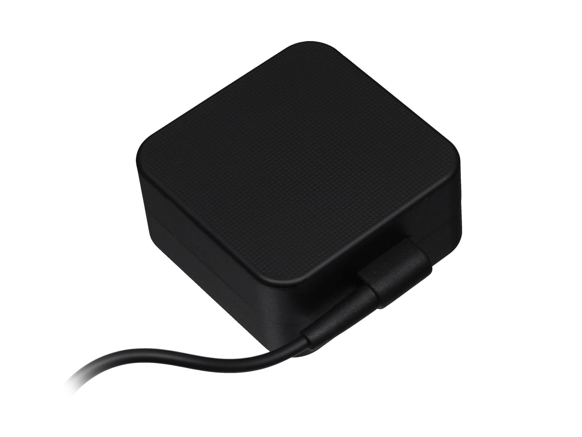 Ein schwarzes quadratisches Netzteil mit Kabel vor weißem Hintergrund. Der Adapter hat eine strukturierte Oberfläche.