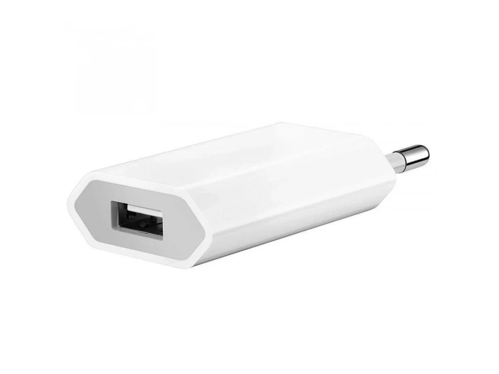 Ein weißes USB-Ladegerät mit grauem USB-Anschluss und silbernem Stecker. Der Hintergrund ist weiß.