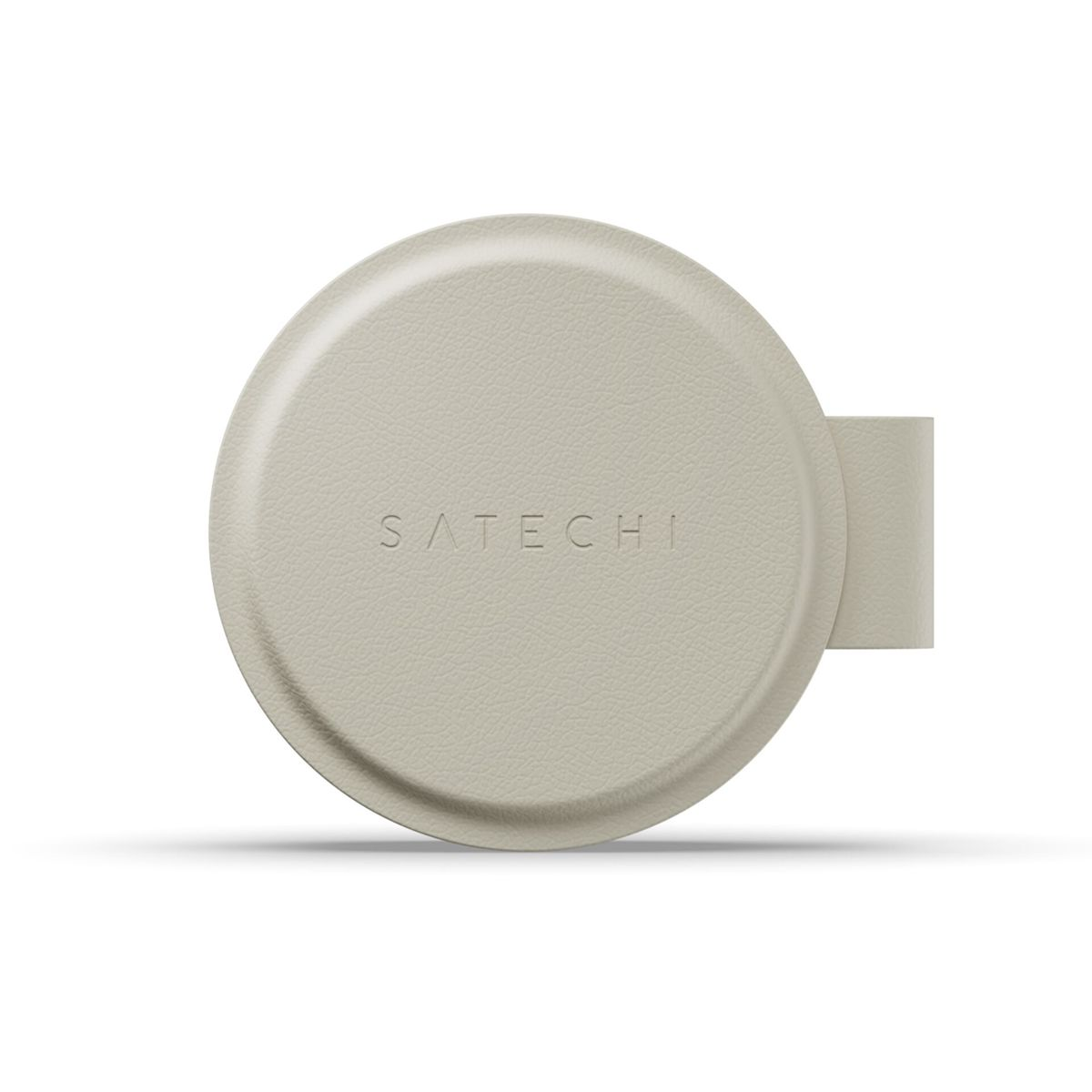 Un dispositivo Satechi beige y circular con una pestaña rectangular. El dispositivo está sobre un fondo blanco. La palabra SATECHI está impresa en él.