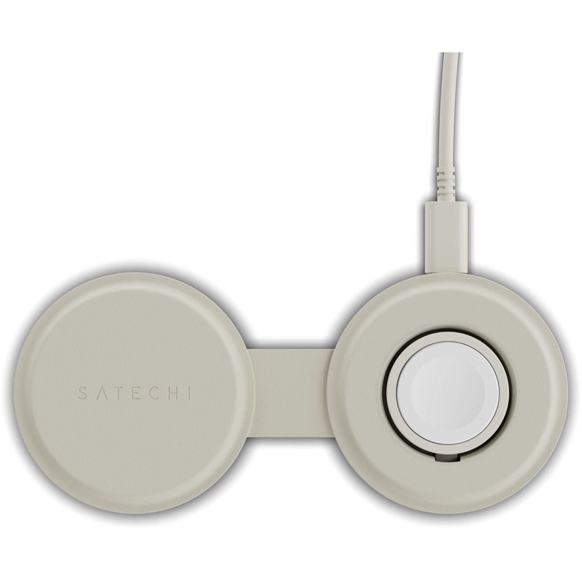 Una base de carga inalámbrica beige Satechi para Apple Watch y teléfono. Tiene dos círculos conectados, un puente plano y un cable de carga.