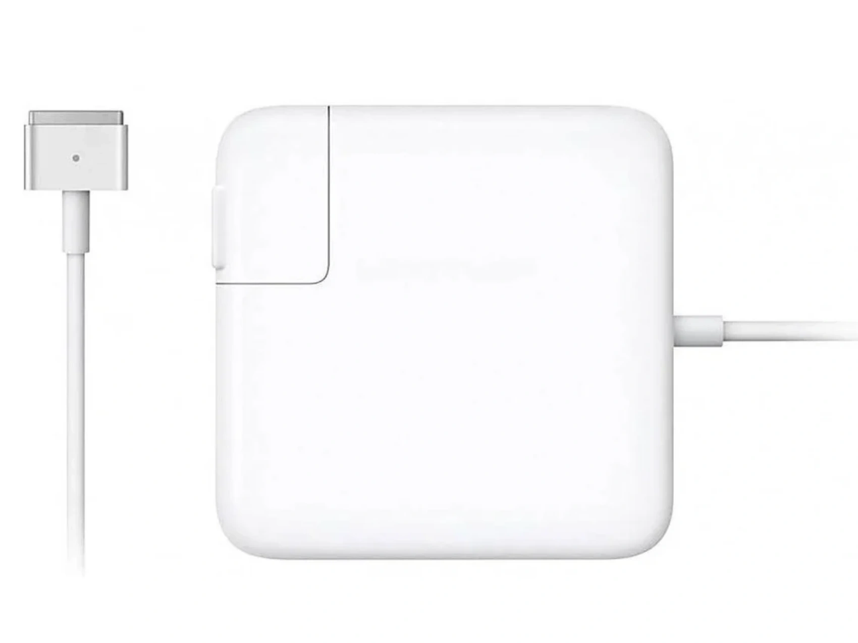 Ein weißes Apple-Ladegerät auf weißem Hintergrund. Es hat einen quadratischen Adapter und ein Kabel mit MagSafe-Anschluss.